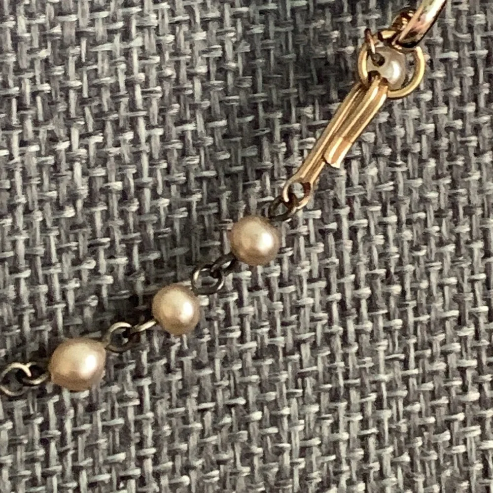 Two faux pearl necklaces - 1 vint goldtone‎ floral 13” & 1 silvertone modern 18” - Picture 8 of 8